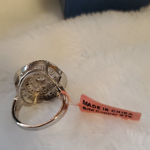 NWB - Beautiful Simulated Diamond Ring in Silverstone - Picture 5 of 7